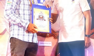 நெடுவயல் ஸ்ரீ சிவசைலநாத பள்ளி ஆசிரியர் பிரபாகரனுக்கு  நல்லாசிரியர் விருதினை துணை முதல்வர் உதயநிதி ஸ்டாலின் வழங்கினார் .!