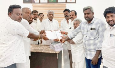 வாக்குச்சாவடிகள் தோறும் தேர்தல் பணியாற்ற நிர்வாகிகள் நியமித்து புத்தகங்கள் வழங்கிய அதிமுக துணை பொதுச்செயலாளர்.!