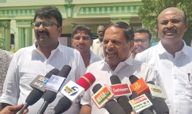 மாவட்ட ஆட்சியர் அலுவலகத்தில் அரசியல் கட்சியினர் வயிற்றில் அடித்தவாறு நாய்களை பிடிக்க வலியுறுத்தி ஆட்சியரின் நேர்முக உதவியாளரிடம்  மனுவினைக் கொடுத்தனர் .!