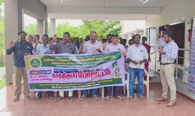 வருவாய்துறை ஊழியர்கள் சங்கம் சார்பாக 9 அம்ச கோரிக்கைகளை வலியுறுத்தி தருமபுரி மாவட்டம், காரிமங்கலம் வட்டாட்சியர் அலுவலகத்தில் காத்திருப்பு போராட்டம் .!