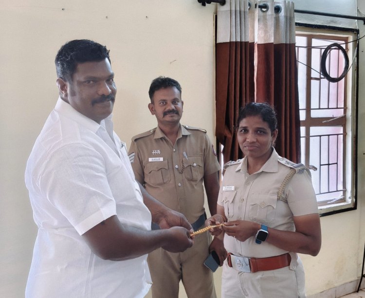 ரூ 3 லட்சம் மதிப்பிலான தங்க நகையை காவல் துறையினரிடம் ஒப்படைத்த திமுக நிர்வாகிக்கு பாராட்டு .!