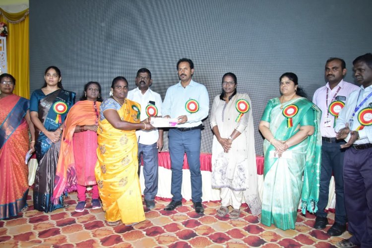 மகளிர் சுய உதவி குழுக்களுக்கு கடன் இணைப்பு மற்றும்  சுய உதவி குழு உறுப்பினர்களுக்கு அடையாள அட்டைகளை வழங்கிய மாவட்ட ஆட்சியர். !.