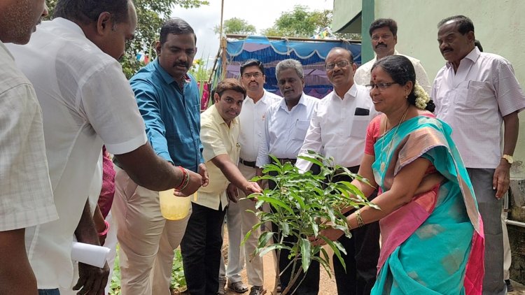 நரிமேரி ஊராட்சி ஒன்றிய. நடு நிலைப் பள்ளியில் பள்ளி மாணவ மாணவிகள் சார்பில் சாகுபடி செய்யப்பட்டுள்ள  காய்கறி தோட்டத்தினை பார்வையிட்ட மாவட்ட ஆட்சியர் .!