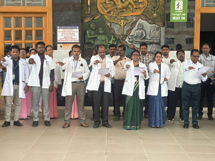 பெரியார் பிறந்தநாளில் கிருஷ்ணகிரி அரசு மருத்துவக் கல்லூரி மற்றும் மருத்துவமனையில் முதல்வர் மரு.K.சத்தியபாமா.,எம் எஸ் தலைமையில் சமூக நீதி நாள் உறுதிமொழி ஏற்கப்பட்டது.!