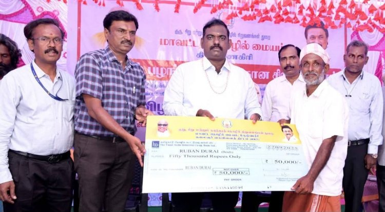 கலைஞர் கைவினைத் திட்டத்தின் கீழ், 12 பயனாளிகளுக்கு ரூ.8 இலட்சத்து 50 ஆயிரம் கடனுதவியும், ரூ.2 இலட்சத்து 13 ஆயிரத்து 500 மானியத் தொகை வழங்கப்பட்டது. !