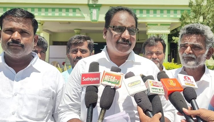 இறைச்சி  கழிவுகளை ராட்ஷசக்குக்கர்களில் வேகவைக்கும் போது வெளியேறும் நாற்றத்தினால் மூச்சித்தினரால் குடியிருக்க முடியவில்லை என தெரிவித்து மாவட்ட ஆட்சியரிடம் கிராம மக்கள் புகார் மனு .!