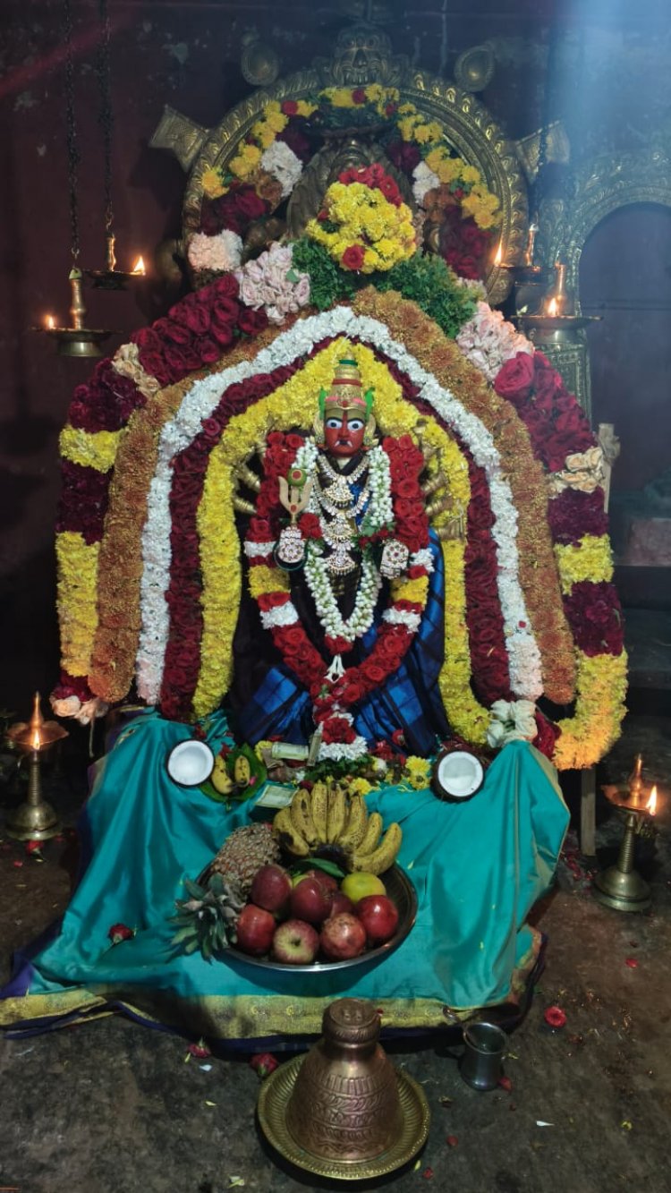 கெலமங்கலம் ஜீவா நகரில் அமைந்துள்ள ஸ்ரீ வெட்காளியம்மனுக்கு எட்டாம் நாள் நவராத்திரி பூஜை .!