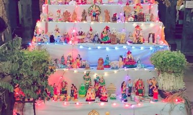 மேலகரம் ஆடலி கலையக பயிற்சி மாணவர்கள் காசி விஸ்வநாதர் ஆலய கொலுவில் களிமண் பொம்மைகள் செய்து காட்சிக்கு வைத்தனர் .!