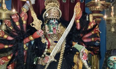 ஓசூரில் பிரசித்தி பெற்ற கோவில்களில் அம்மன் மகிஷாசுர வதம் செய்யும் தத்ரூப நிகழ்ச்சி.விஜயதசமி வெற்றி திருநாளில் சரஸ்வதி தேவியாக அருள்பாலித்த அம்மன்.!