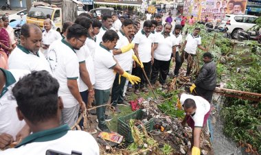 கிளின் கிருஷ்ணகிரி அமைப்பும் மற்றும் தூய்மை பணியாளர்களும்  இணைந்து கிருஷ்ணகிரி நகரத்தை  சுத்தம் செய்தனர் .!
