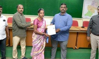 மின் பணியாளர்கள் மற்றும் கொத்தனார் பிரிவில், ஓசூர் அரசு தொழிற்பயிற்சி நிலையத்தில் பயிற்சி பெற்ற 48 தொழிலாளர்களுக்கு மாவட்ட ஆட்சியர் ச.தினேஷ் குமார் இ.ஆ.ப., பயிற்சி சான்றிதழ்களை வழங்கினார்.