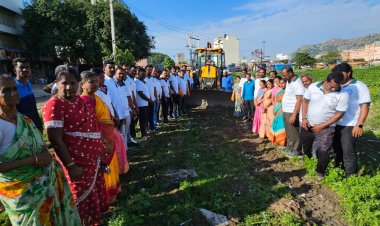 வழிகாட்டுதலின்படி க்ளீன் கிருஷ்ணகிரி அமைப்பு சார்பாக சாக்கடை கழிவுகளை அகற்றி தேவையற்ற முள் புதர்களை சுத்தம் செய்து கொடுக்கப்பட்டது.!