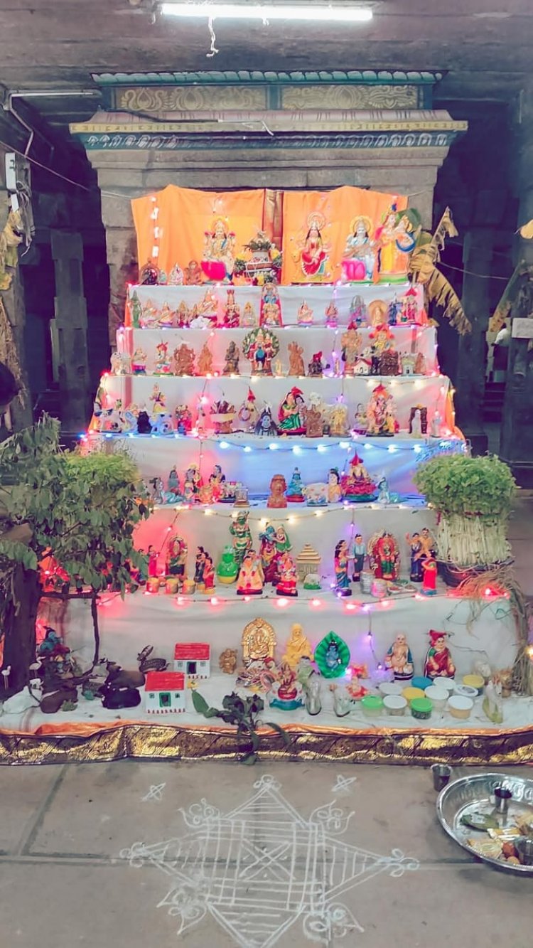 மேலகரம் ஆடலி கலையக பயிற்சி மாணவர்கள் காசி விஸ்வநாதர் ஆலய கொலுவில் களிமண் பொம்மைகள் செய்து காட்சிக்கு வைத்தனர் .!