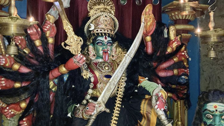 ஓசூரில் பிரசித்தி பெற்ற கோவில்களில் அம்மன் மகிஷாசுர வதம் செய்யும் தத்ரூப நிகழ்ச்சி.விஜயதசமி வெற்றி திருநாளில் சரஸ்வதி தேவியாக அருள்பாலித்த அம்மன்.!