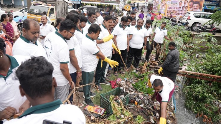 கிளின் கிருஷ்ணகிரி அமைப்பும் மற்றும் தூய்மை பணியாளர்களும்  இணைந்து கிருஷ்ணகிரி நகரத்தை  சுத்தம் செய்தனர் .!