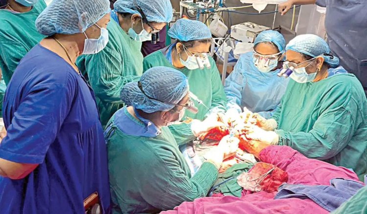 ரயில் விபத்தில் சிக்கி துண்டான இளைஞரின் இடது கையை சேதமடைந்த வலது கைக்கு மாற்றி பொருத்தி சிகிச்சை: ராஜீவ்காந்தி அரசு மருத்துவமனை மருத்துவர்கள் சாதனை .!