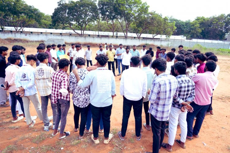 மாணவர்களிடம் சமூக நீதி அரசியல் பேசுவோம்!!! கல்லூரி வாயில் முன்பு மாணவர் சந்திப்பு கூட்டம் .!