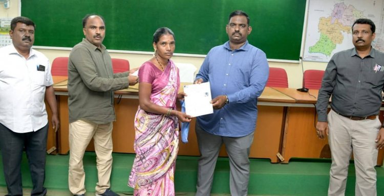 மின் பணியாளர்கள் மற்றும் கொத்தனார் பிரிவில், ஓசூர் அரசு தொழிற்பயிற்சி நிலையத்தில் பயிற்சி பெற்ற 48 தொழிலாளர்களுக்கு மாவட்ட ஆட்சியர் ச.தினேஷ் குமார் இ.ஆ.ப., பயிற்சி சான்றிதழ்களை வழங்கினார்.