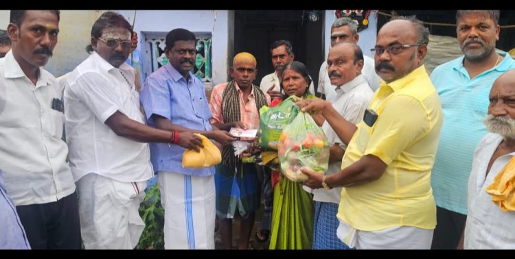 கீழப்பாவூர் அருகே மழையினால் வீடு இடிந்த நபருக்கு  சிவ பத்மநாதன் நிதி உதவி வழங்கினார் .!