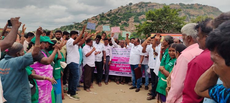 கிருஷ்ணகிரியில் தமிழ்நாடு ஊரக வளர்ச்சித்துறை அனைத்து சங்கங்களின் கூட்டமைப்பு சார்பில் 16 அம்ச கோரிக்கை வலியுறுத்தி கண்டன ஆர்ப்பாட்டம்.!