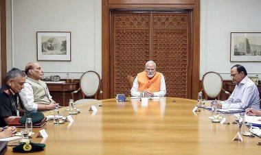 டில்லி கார் வெடிப்பை தொடர்ந்து பிரதமர் நரேந்திர மோடி தலைமையில் ஆலோசனைக் கூட்டம். !