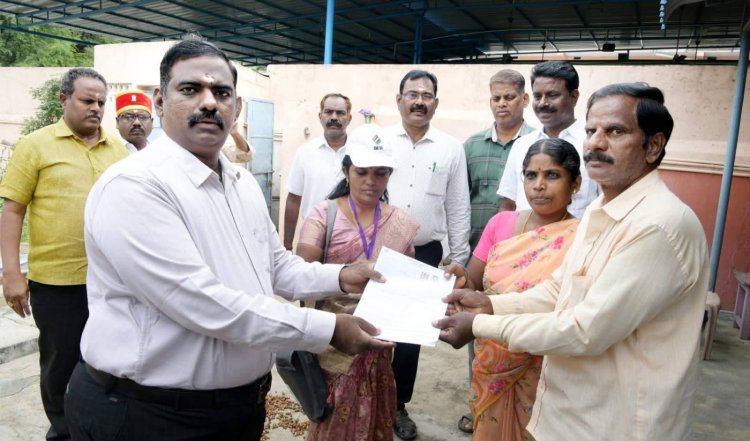 வாக்காளர் பட்டியல் சிறப்பு தீவிர திருத்த படிவங்களை வழங்கிய மாவட்ட ஆட்சியர். !