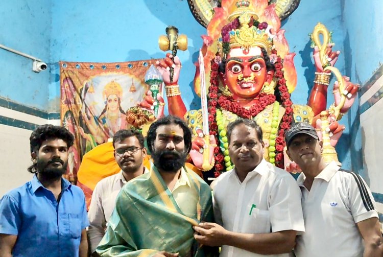 பிறந்தநாள் விழா அழைப்பிதழினை குகை காளியம்மன் தவத்திரு ஸ்ரீ முருகன் சுவாமிகளிடம் வழங்கி டாக்டர் சந்திரமோகன் ஆசி பெற்றார்.!