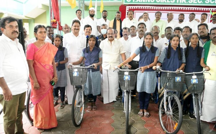 1,350 மாணவ மாணவியர்களுக்கு மொத்தம் ரூ.64 இலட்சத்து 81 ஆயிரத்து 580 மதிப்பிலான விலையில்லா மிதிவண்டிகள் வழங்கப்பட்டது.!