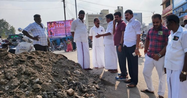 காவேரிப்பட்டணம் பேரூராட்சியில் பேருந்துநிலையம் முன்பு அமைக்கப்பட்டு வரும் சாலைப் பணிகளை ஆய்வு செய்த சட்டமன்ற உறுப்பினர். !