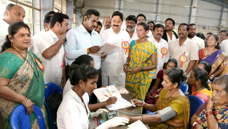 நலம் காக்கும் ஸ்டாலின்" திட்ட மருத்துவ முகாமை மாவட்ட ஆட்சித்தலைவர் திரு.ச.தினேஷ் குமார் இ.ஆ.ப., பர்கூர் சட்டமன்ற உறுப்பினர்.தே.மதியழகன் ஆகியோர் நேரில் பார்வையிட்டனர்.!