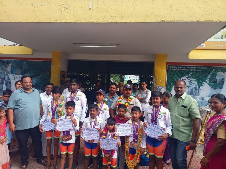 தென்காசி ரயில் நிலையத்தில் மும்பையில் நடைபெற்ற உலக சாம்பியன்ஷிப் ஸ்கேட்டிங்கில் சாதனை படைத்த மாணவர்களுக்கு வரவேற்பு.!