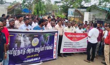 தென்காசியில் 12 அம்ச கோரிக்கைகளை வலியுறுத்தி தமிழ்நாடு அரசு ஊழியர் சங்கம் மறியல் போராட்டம் 99 பேர் கைது.!