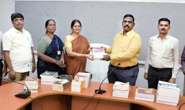 கல்லூரி மாணவ, மாணவிகள் பயன்படுத்தும் வகையில், UPSC மற்றும் TNPSC போட்டி தேர்வுகளுக்கான நூல்களை வழங்கிய மாவட்ட ஆட்சித்தலைவர் .!