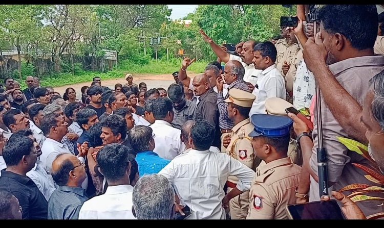 தென்காசியில் அரசு வழக்கறிஞர் வெட்டிக் கொலை  செய்தவரை குண்டர் சட்டத்தில் கைது செய்ய வேண்டும் என வழக்கறிஞர்கள் மனு.!