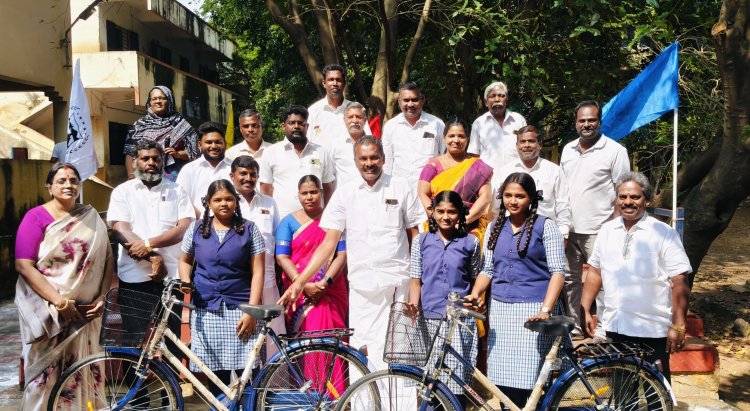 மேலகரம்,குற்றாலம் அரசுபள்ளி மாணவர்களுக்கு விலையில்லா மிதி வண்டியிகளை திமுக மாவட்ட பொறுப்பாளர் ஜெயபாலன் வழங்கினார்.!