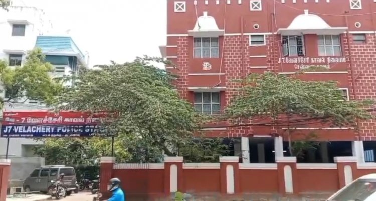 வேளச்சேரியில் வங்கிக் கணக்கு தொடங்க பர்தா அணிந்து வந்த பெண் ஒரு கிலோ தங்கக் கட்டி மற்றும் 256 கிராம் தங்க நகைகளை விட்டுச் சென்ற சம்பவம் பரபரப்பை ஏற்படுத்தியுள்ளது.!