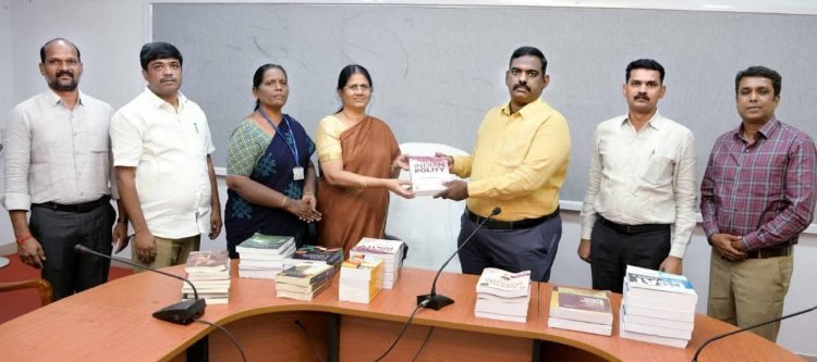 கல்லூரி மாணவ, மாணவிகள் பயன்படுத்தும் வகையில், UPSC மற்றும் TNPSC போட்டி தேர்வுகளுக்கான நூல்களை வழங்கிய மாவட்ட ஆட்சித்தலைவர் .!