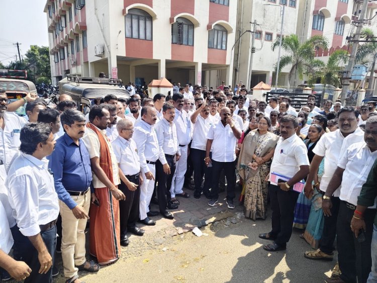 தென்காசியில் இ ஃபைலிங் முறையை ரத்து செய்ய கோரி வழக்கறிஞர்கள் போராட்டம் , மாநில கூட்டமைப்பின் தலைவர் மாரப்பன் பங்கேற்பு.!