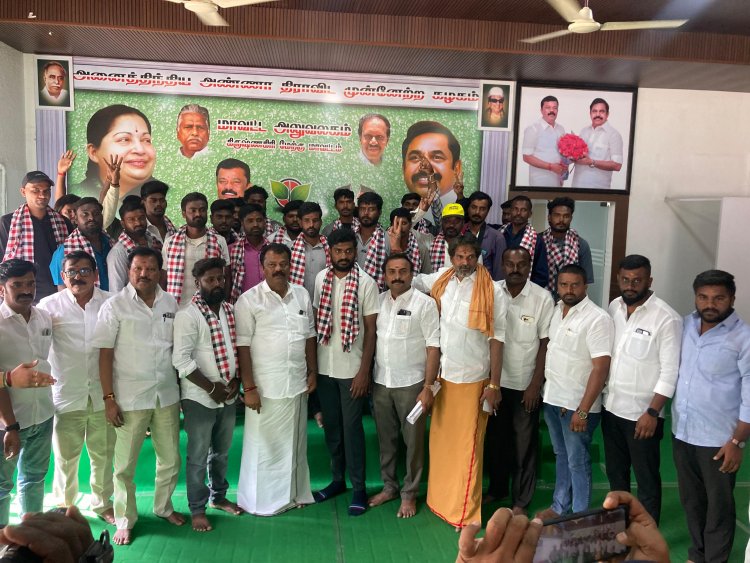 திமுக, தவெக ஆகிய கட்சிகளில் இருந்து விலகிய 100க்கும் மேற்பட்டோர் முன்னாள் அமைச்சர் முன்னிலையில் அதிமுகவில் இணைந்தனர்.!