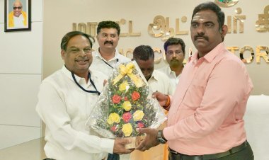 கிருஷ்ணகிரி மாவட்ட ஆட்சித்தலைவர் தினேஷ் குமாரை தேசிய மக்கள் கட்சியின் மாவட்ட தலைவர் சந்தித்து புத்தாண்டு வாழ்த்துக்கள் கூறினார். !