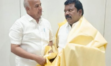 எம்.சி இரகு மரியாதை நிமித்தமாக தமிழக காங்கிரஸ் தலைவர் செல்வப் பெருந்தகை மற்றும் காங்கிரஸ் சட்ட மன்ற தலைவர் ராஜேஷ் குமார் ஆகியோரை நேரில் சந்தித்து பொன்னாடை அணிவித்து மரியாதை செலுத்தி வாழ்த்து பெற்றார்.!