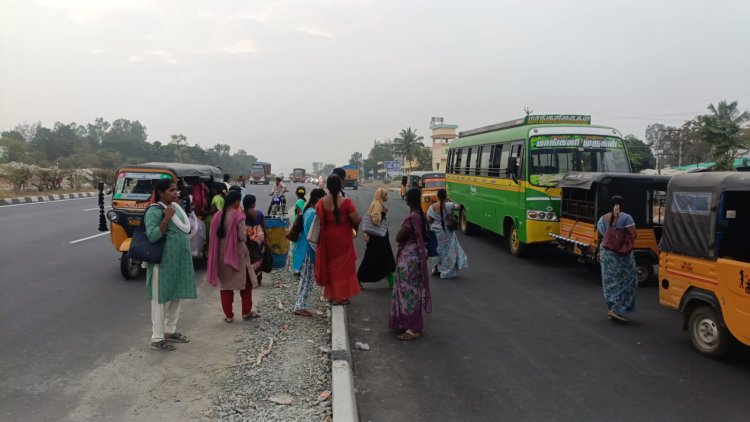 அரசு மருத்துவ கல்லூரி மருத்துவனை பேருந்து நிறுத்தம் முன்பு சிற்றுந்து (மினி பஸ்) ஆட்டோ ஓட்டுனர்களால் சிறைபிடிப்பு.!