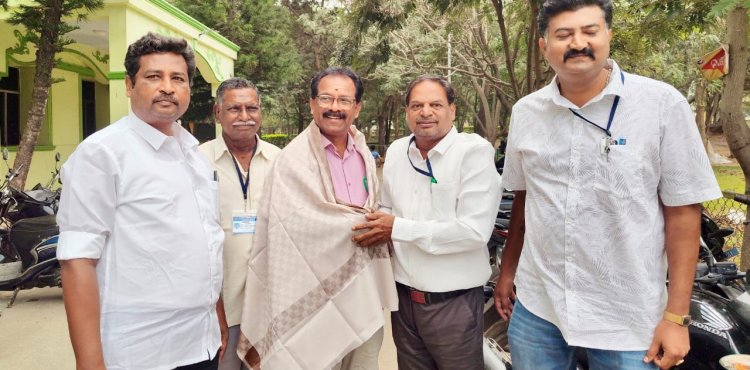 வட்டார வளர்ச்சி அலுவலரான உமா சங்கரை தேசிய மக்கள் கட்சியின் மாவட்ட தலைவர் சந்தித்து வாழ்த்து தெரிவித்தார். !