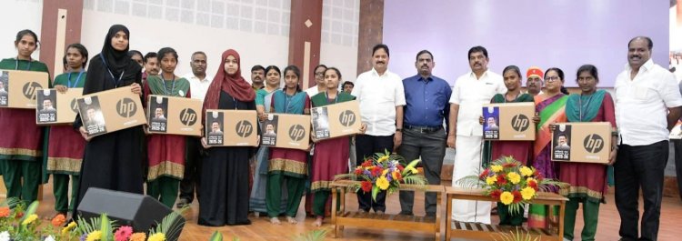 கிருஷ்ணகிரி அரசு மருத்துவக்கல்லூரி மருத்துவமனை கூட்டரங்கில் உலகம் உங்கள் கையில் என்னும் மாபெரும் திட்டத்தின் கீழ் மருத்துவம், கலை மற்றும் அறிவியல் தொழில் பயிற்சியில் இறுதியாண்டு பயிலும் 681 மாணவ மாணவிகளுக்கு மடிக்கணினி வழங்கும் விழா. !