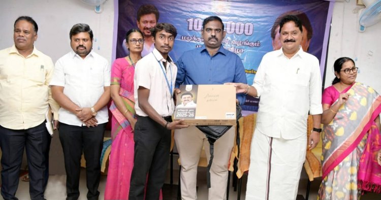 கிருஷ்ணகிரி கல்லூரிகளில் இறுதியாண்டு பயிலும் 766 மாணவ, மாணவிகளுக்கு மடிக்கணினிகள் வழங்கப்பட்டது. !