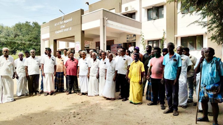 ஊரை விட்டு தள்ளி வைத்ததாக பொய் புகார் கொடுத்த ஸ்வீட் மாஸ்டருக்கு எதிராக கிராம  பொதுமக்கள் வட்டாட்சியரை சந்தித்து புகார் மனுவினைக் கொடுத்தனர்.!