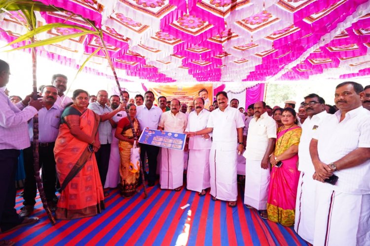 ஊத்தங்கரை கூட்டுறவு உற்பத்தியாளர் விற்பனை சங்க வளாகத்தில் குடும்ப அட்டைத்தார்களுக்கு ரூபாய்.3000/- பொங்கல் பரிசுகள் .!