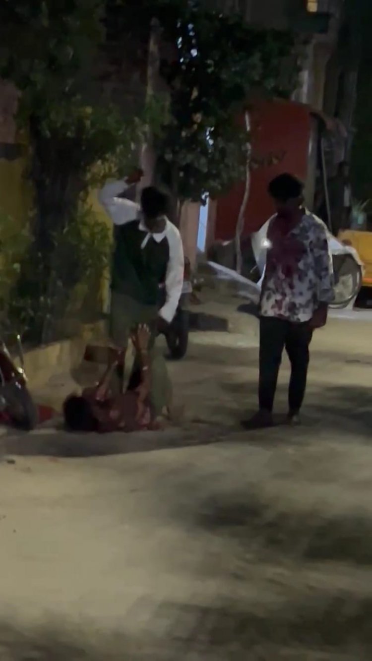 வேளச்சேரியில் இளைஞரை பட்டாக் கத்தியால் கொடூரமாக வெட்டும் இருவர் , வீடியோ வெளியாகி பரபரப்பு. !