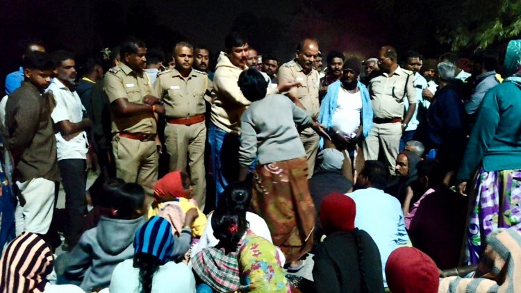 இரவு நேரங்களில் ஊருக்குள் புகுந்து கூர்மையான ஆயுதங்களை கொண்டு இளைஞர்கள் மீது கொலை வெறி தாக்குதலில் ஈடுபடுபவர்களை கைது செய்யக் கோரி பொதுமக்கள் போராட்டம். !