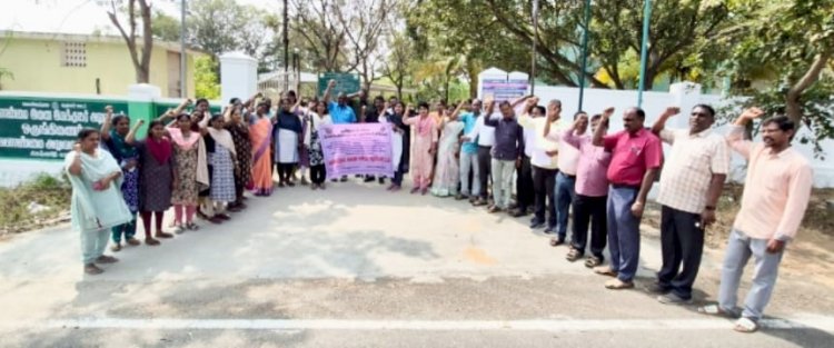 தமிழ்நாடு அரசு பட்டதாரி சங்கம் சார்பில் பல்வேறு கோரிக்கைகளை வலியுறுத்தி அரசின் கவன ஈர்ப்பு ஆர்ப்பாட்டத்தில் ஈடுபட்டனர்.!